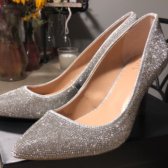 9.5 -Women's Zitah Embellished Pointed Toe Pumps - Picture 3 of 5